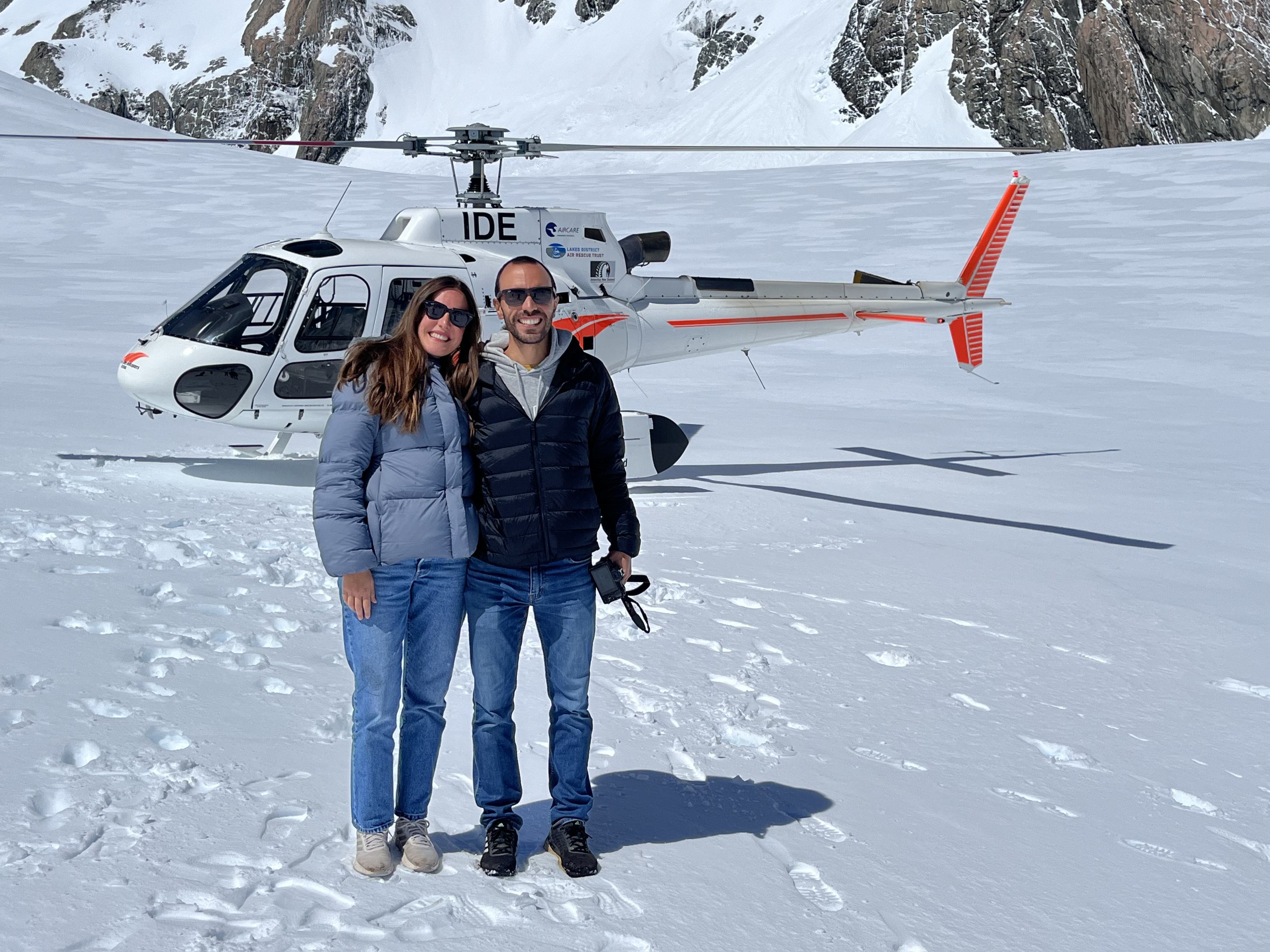 Mount Cook. Voo de helicóptero com aterragem num glaciar