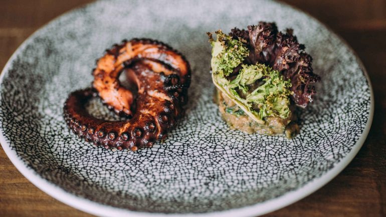 Umadas opções para prato principal no Erva: polvo na brasa com pimentão fumado, caviar de beringela e couve portuguesa grelhada (18,5€)