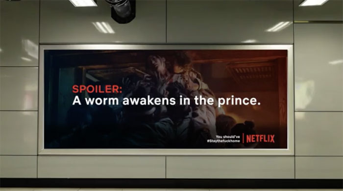 Espalharam cartazes pela rua a revelar o final de séries da Netflix para manter as pessoas em casa