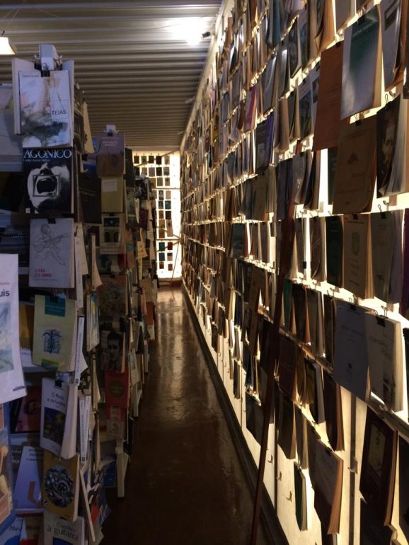 Atualmente, são 107 mil livros expostos pelas prateleiras e paredes da livraria