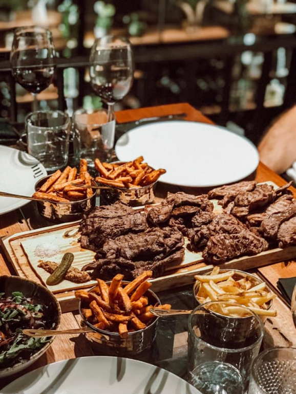 Este restaurante foi feito para os amantes de carne e oferece opções de partilha