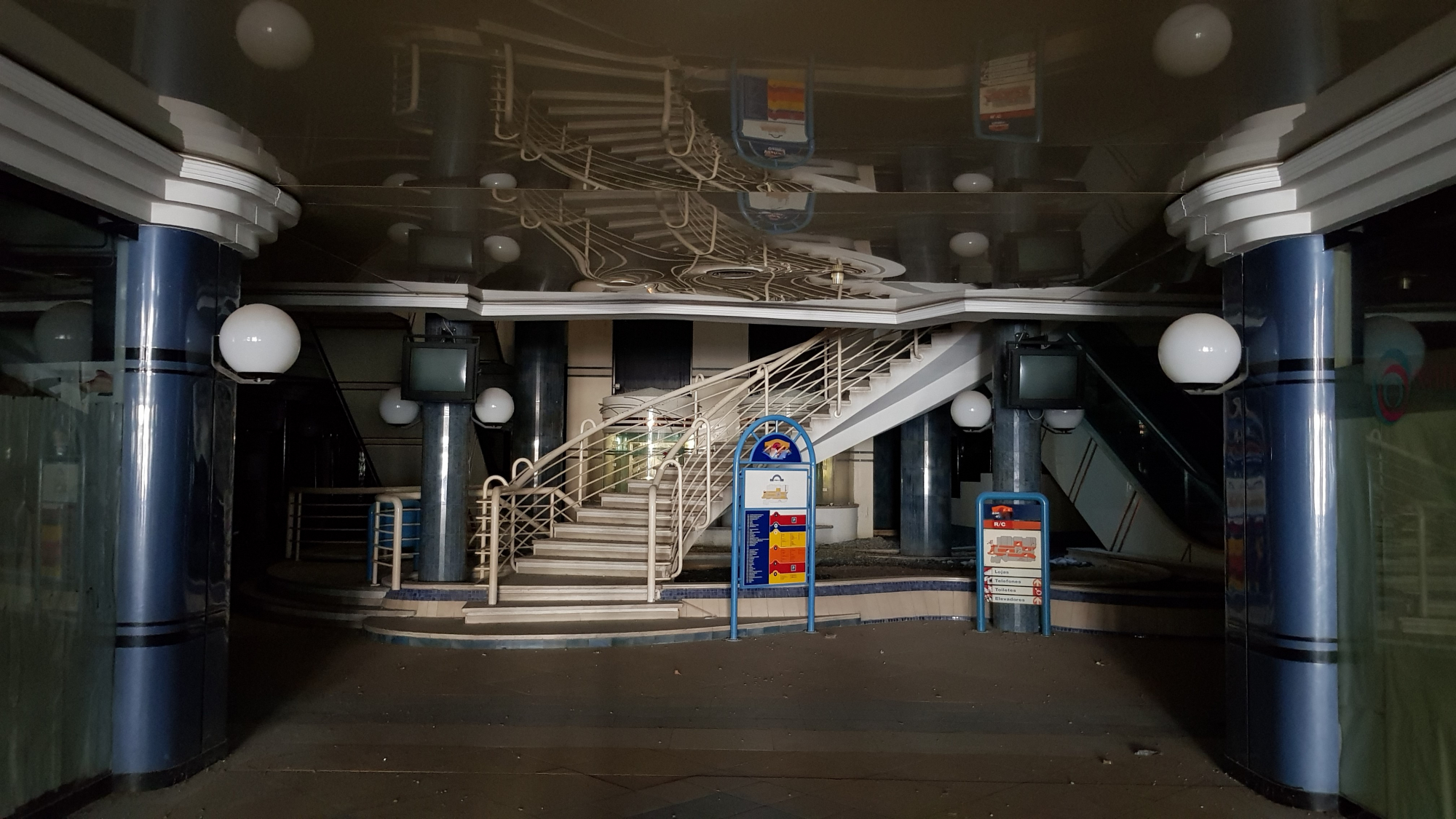 O centro comercial de Vila Franca de Xira está abandonado — e já foi roubado e vandalizado