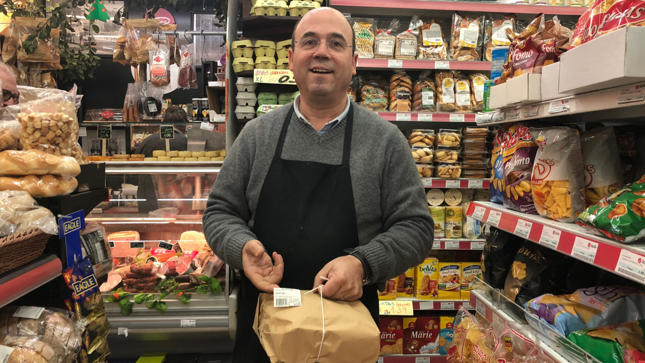Ainda que rodeado de plástico, Jorge Santos tenta voltar às práticas de antigamente e embrulha algumas compras em papel