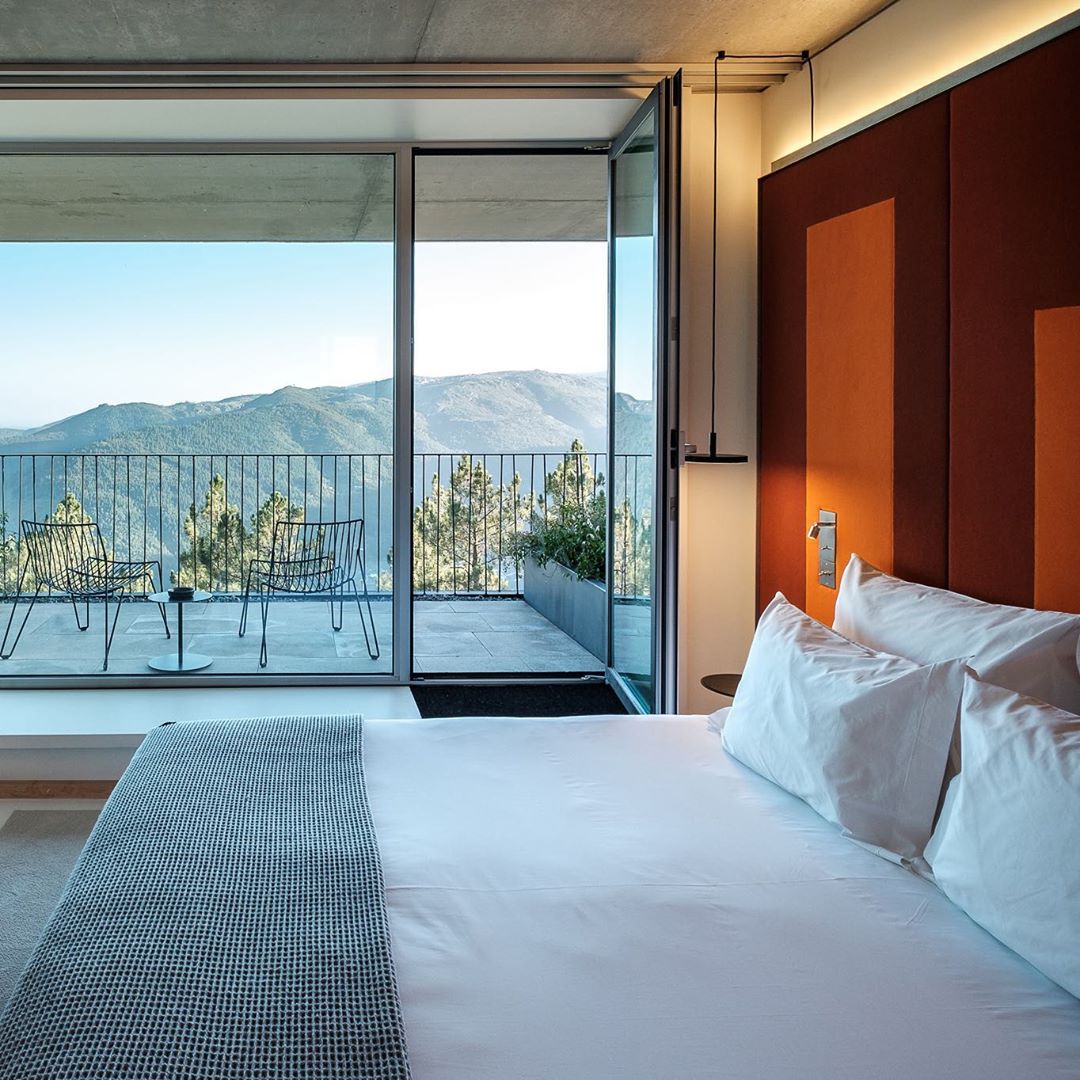 Acordar ao som da chuva é bom, mas vê-la num destes 7 quartos de hotel é ainda melhor
