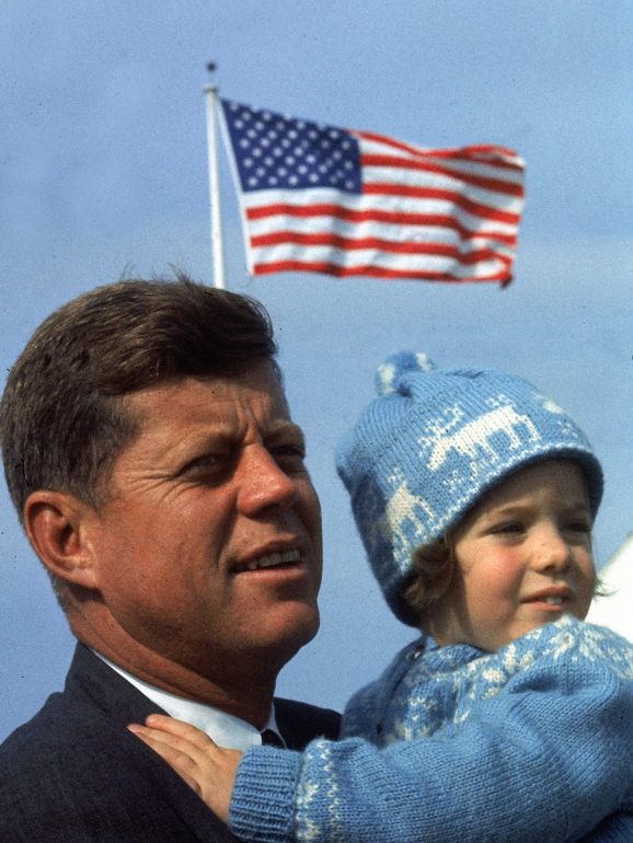 John Kennedy com a filha Caroline ao colo, minutos antes de fazer o seu primeiro discurso enquanto presidente dos EUA