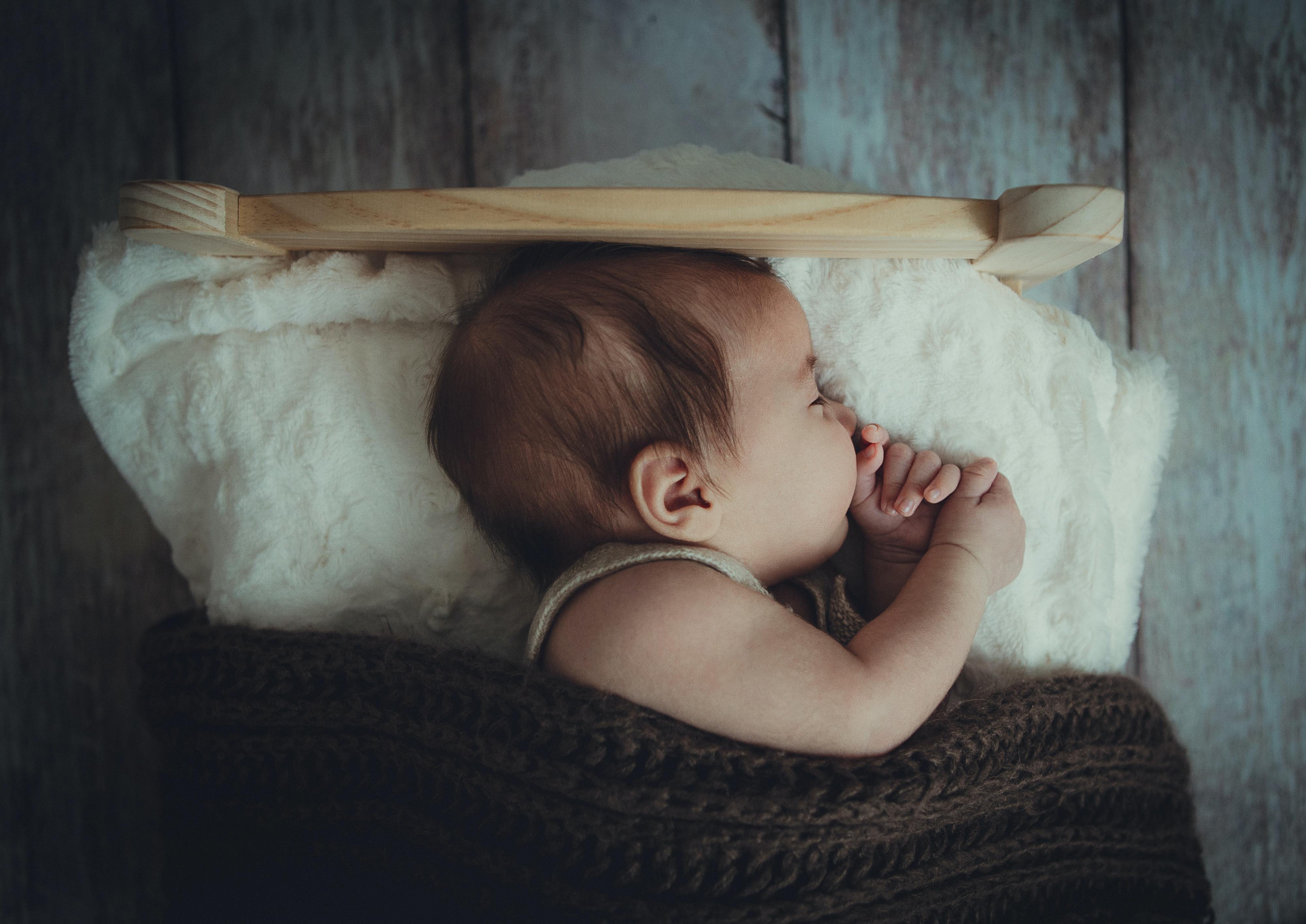 O seu bebé está há várias noites sem dormir? Pode estar a passar por uma regressão de sono