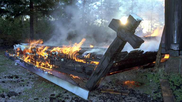 O que restou de uma das igrejas incendidas por Aarseth e Vikernes