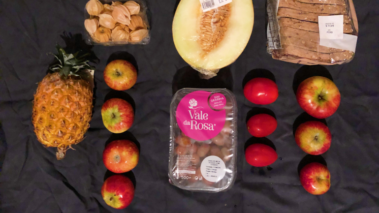 Aqui está parte do que trouxe do lixo. Pão e muita fruta no ponto ideal de consumo