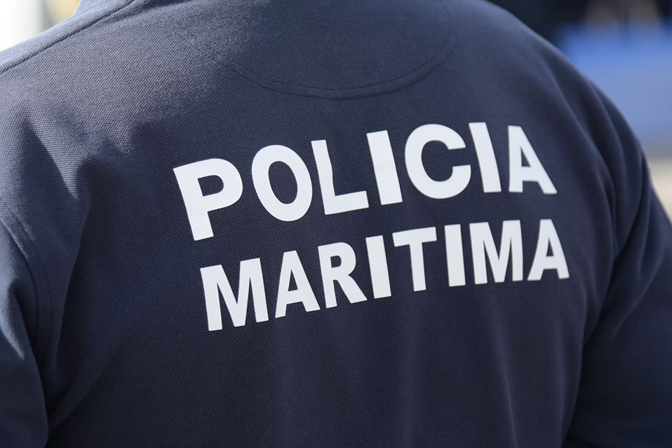 Fonta da Telha. Baleia morta foi cortada e removida do areal aos pedaços