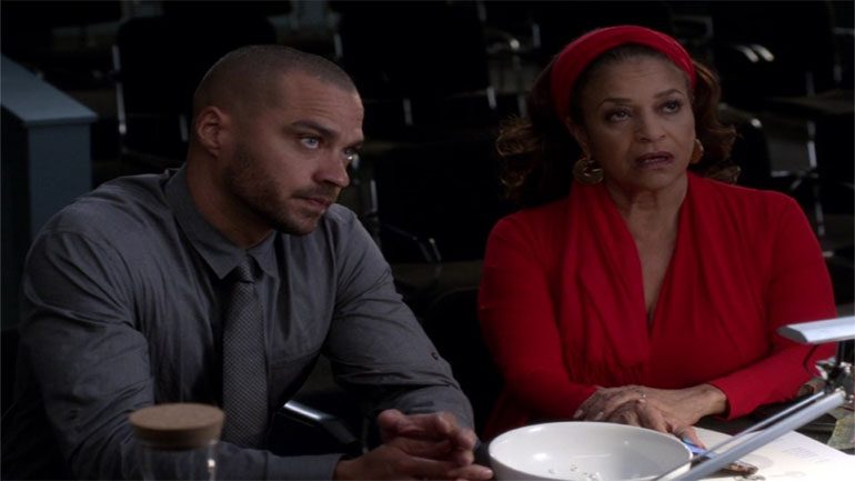 Jackson Avery com a sua mãe, Catherine Avery, enquanto procuram soluções para o futuro da fundação Harper Avery
