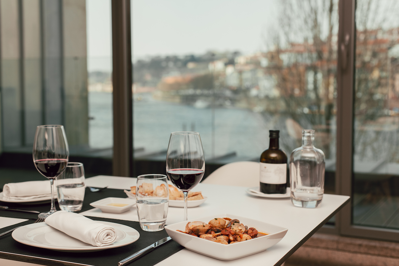 Ainda não tem onde jantar no dia 31? Estes 6 restaurantes em Lisboa e no Porto têm menus bem especiais