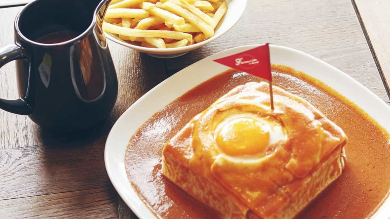 Francesinha é a única opção da carta