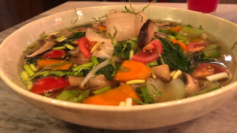 O 'muto vede' é um caldo de legumes, massa de arroz, cogumelos, tomate cereja, pak choi, cogumelos, cebolinho e rebentos de soja (12€)
