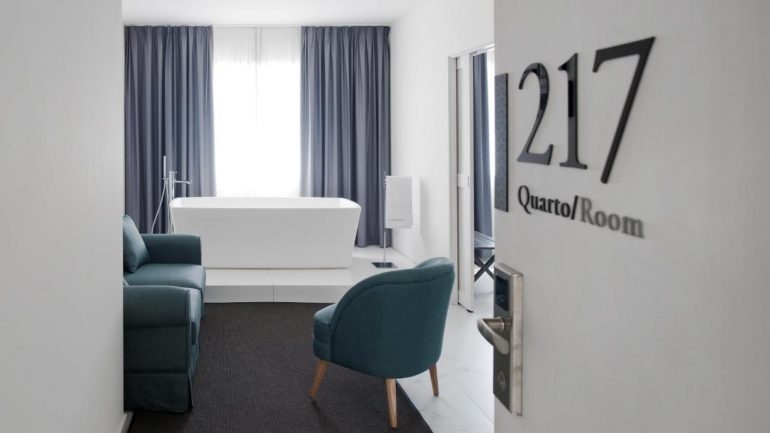 No Furadouro Boutique Hotel as banheiras de hidromassagens estão junto às janelas