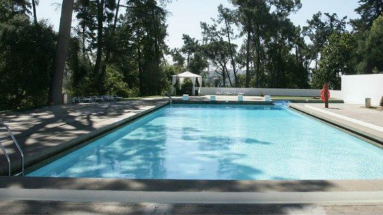 Localizada na Quinta da Conceição a piscina é da autoria de Álvaro Siza Vieira 