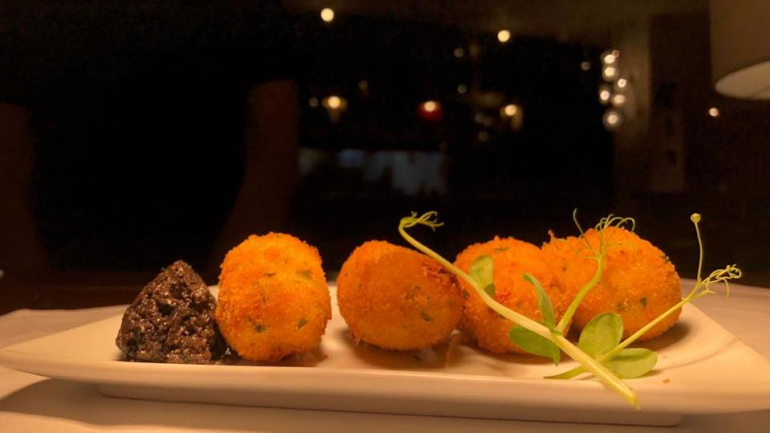 Bolinho de bacalhau com azeitona é uma das sugestões de entrada