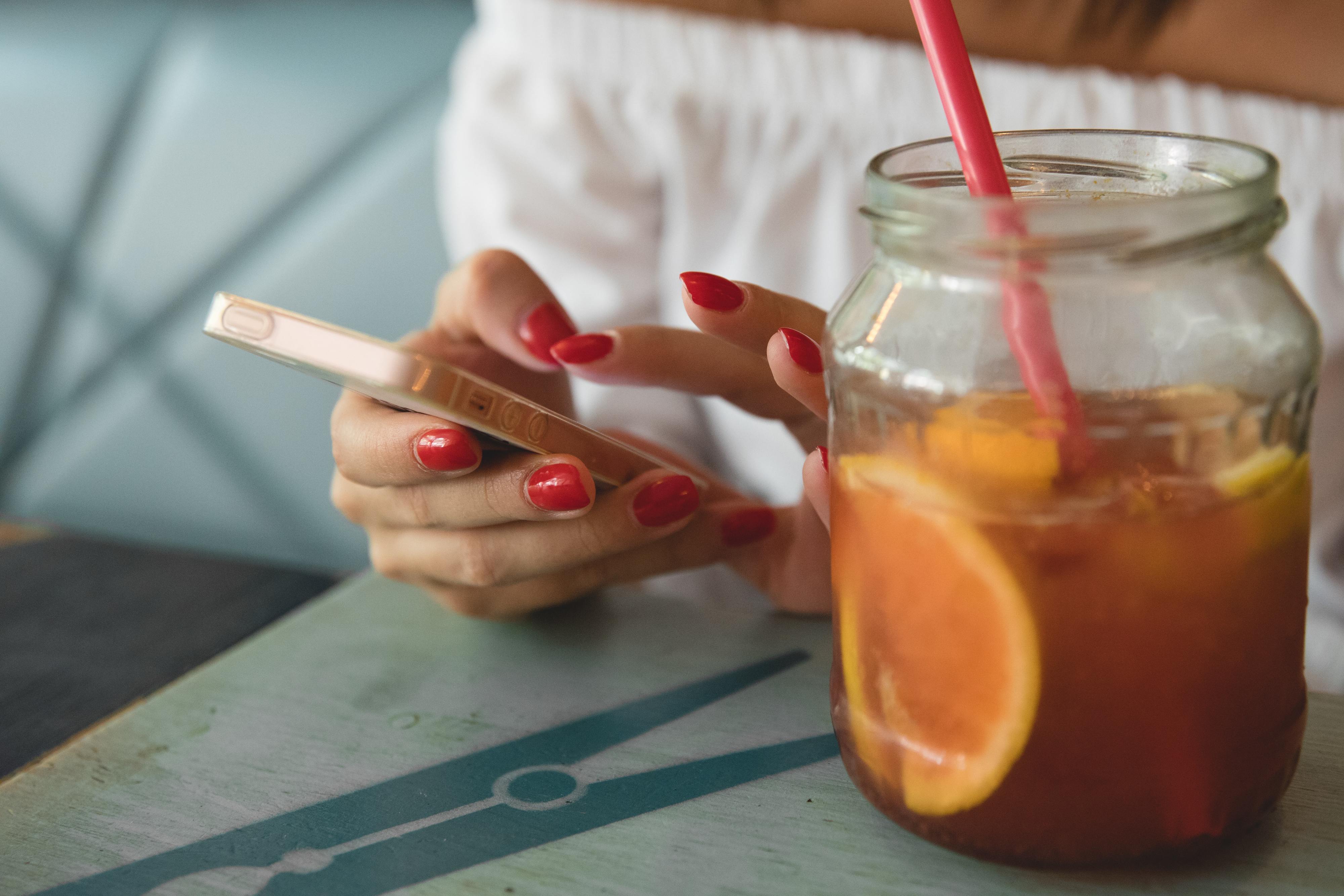 Já se livrou do gelinho? Vai adorar estes 16 vernizes para ter unhas impecáveis (e coloridas)