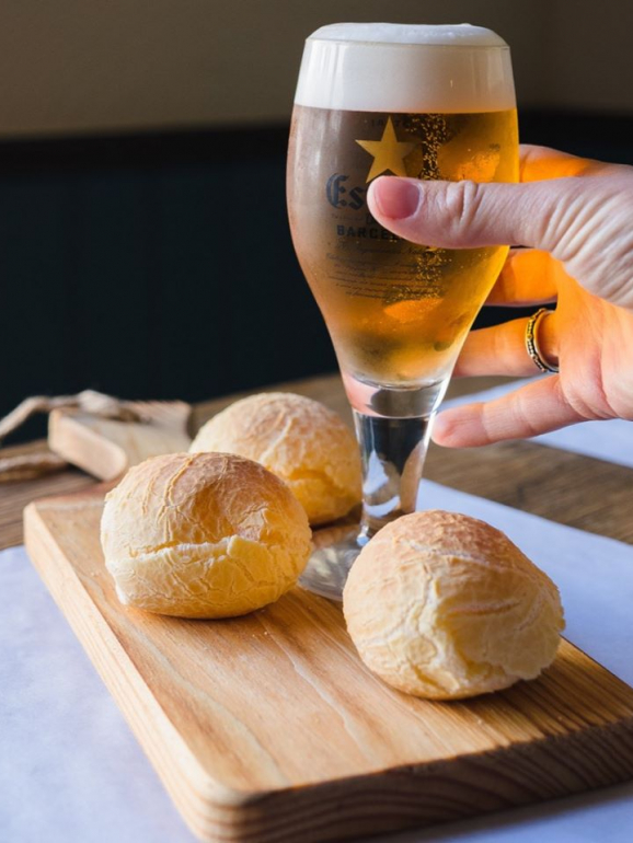 O pão de queijo, garante o restaurante, 'é fonemenal'