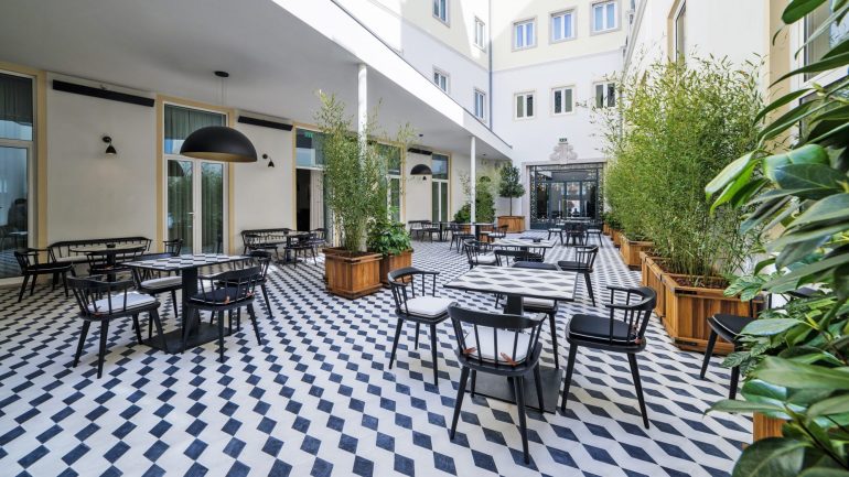 O espaço terraço situa-se no interior do Hotel Infante Sagres / Vogue Café Porto