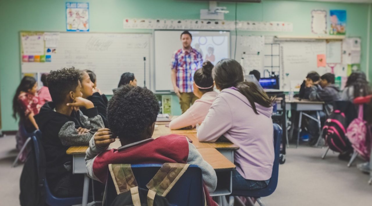 Regresso às aulas. Sem espaço nas salas, alunos vão ficar sentados lado a lado (sem distanciamento social)