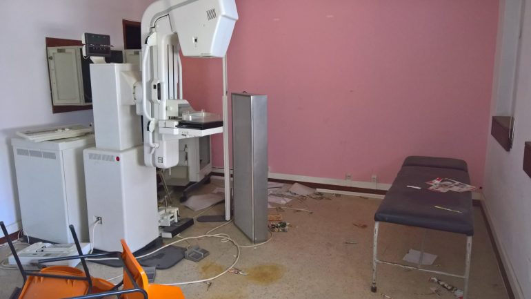 O fotógrafo encontrou equipamento médico em várias salas do hospital.