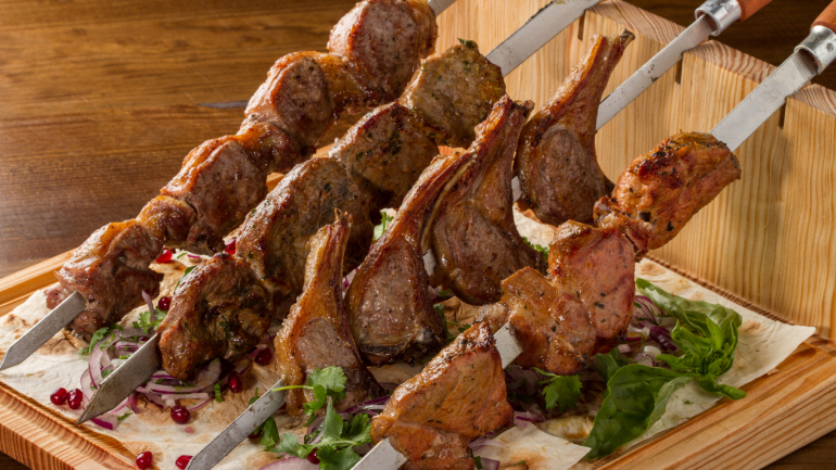 Aqui há carne em abundância. Servidos em espetada, em tábuas ou estufados, há a de cabrito, de vitela, de vitelão, ou de borrego, todas cozinhadas a baixa temperatura