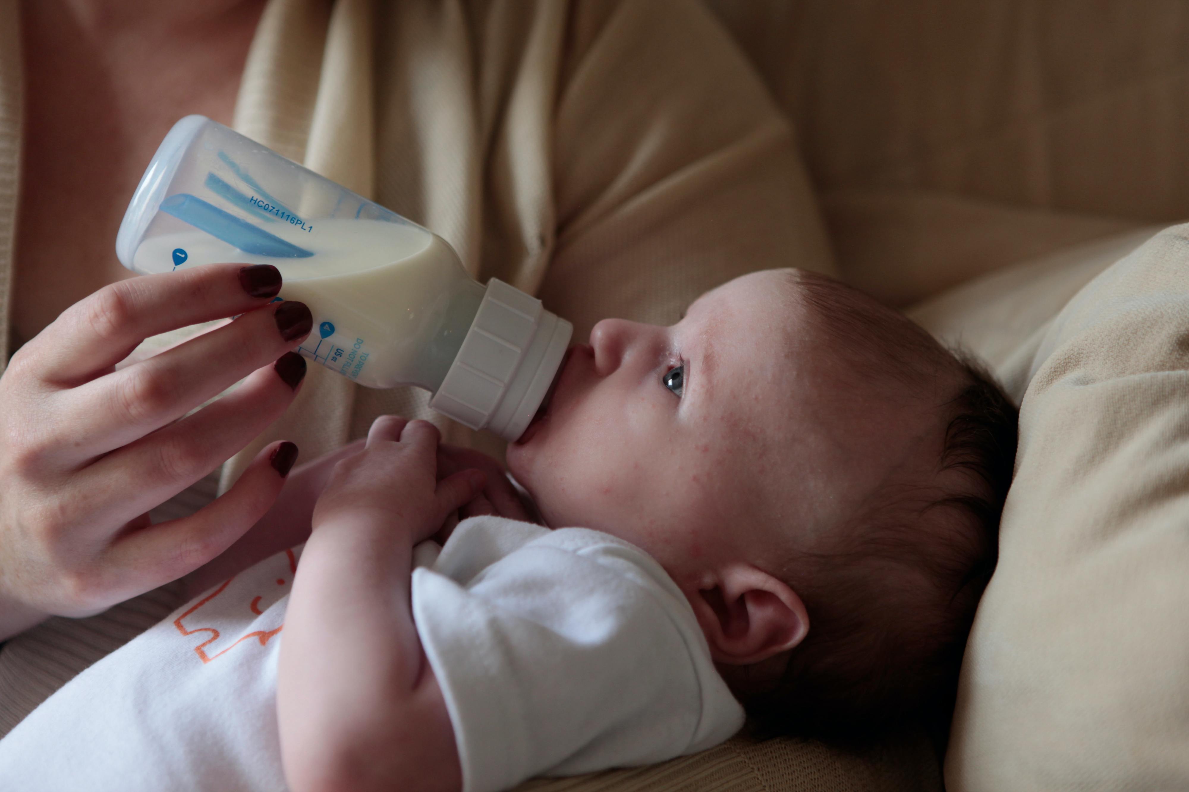 Os bebés ingerem milhões de microplásticos por dia dos biberões