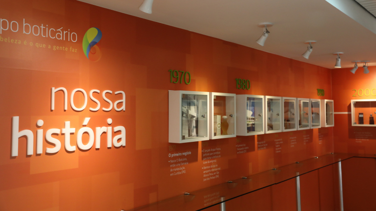 Na fábrica do Boticário de Curitiba é possível ficar a conhecer toda a história da empresa, que nasceu em 1977 numa farmácia de bairro da cidade