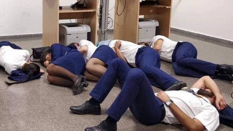 A imagem dos tripulantes a dormir no chão 