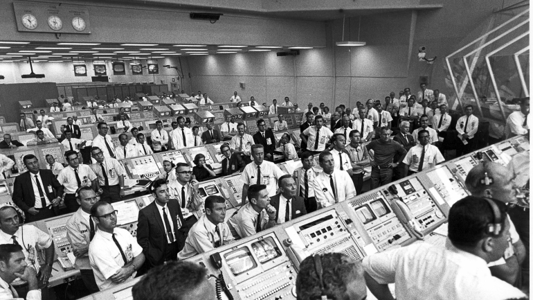 Ali está JoAnn, no centro da terceira fila, momentos antes da descolagem do Apollo 11