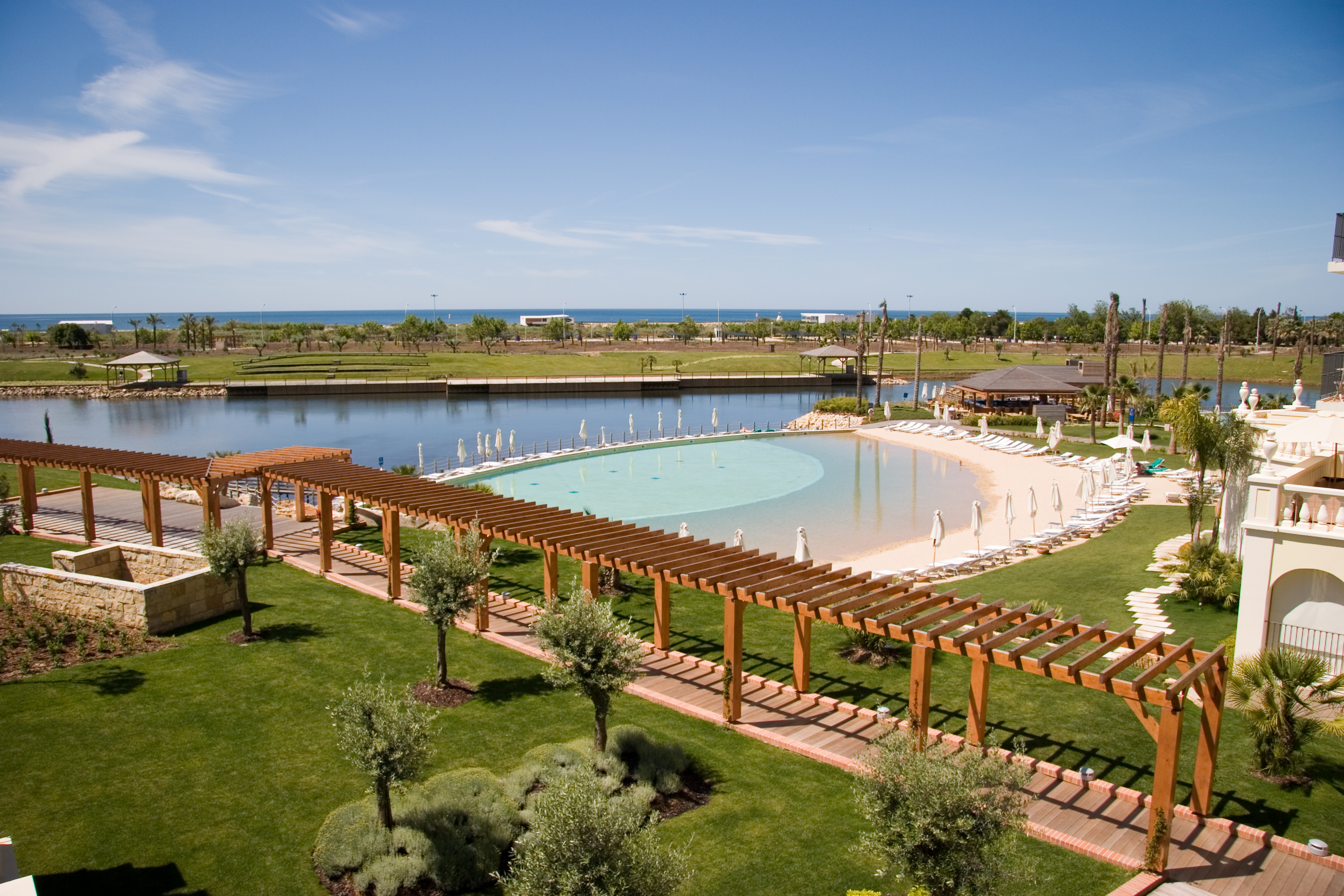 O Domes Lake Algarve reabre mesmo a tempo da Páscoa e há atividades para entreter os miúdos o dia todo