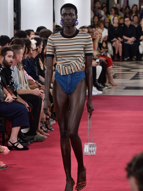 Estes calções de ganga foram apresentados na Semana da Moda de Paris, em setembro de 2018 