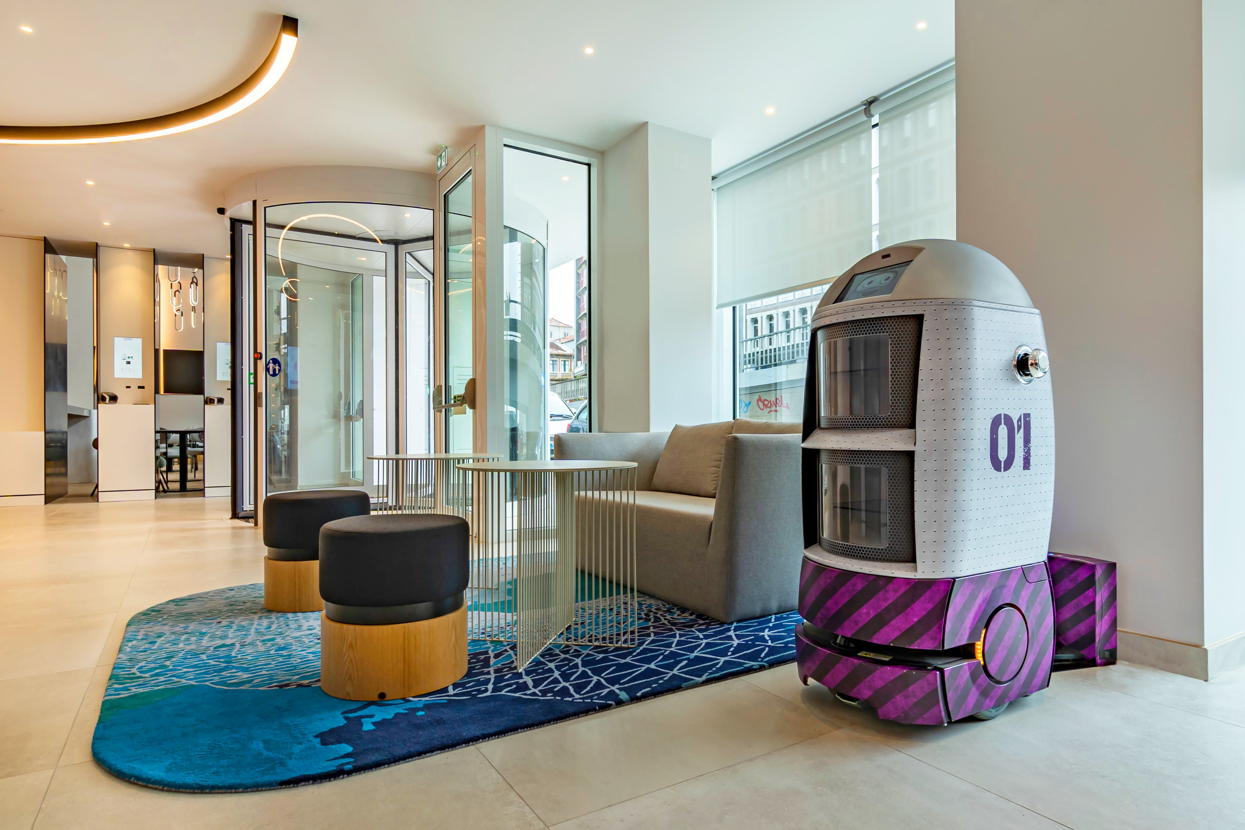 Os robôs Yolinda e Yogiro vão invadir a cidade do Porto no novo hotel futurista