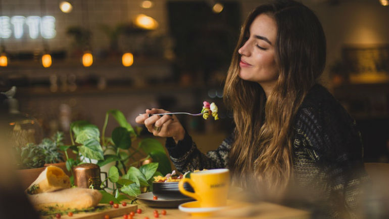 Este trabalho é ideal para quem o passatempo preferido é comer e viajar