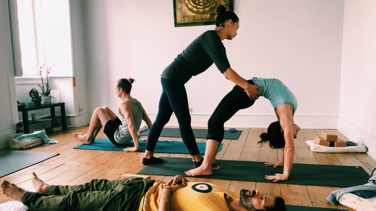 No Agora, há aulas de ioga, meditação e sessões de reiki