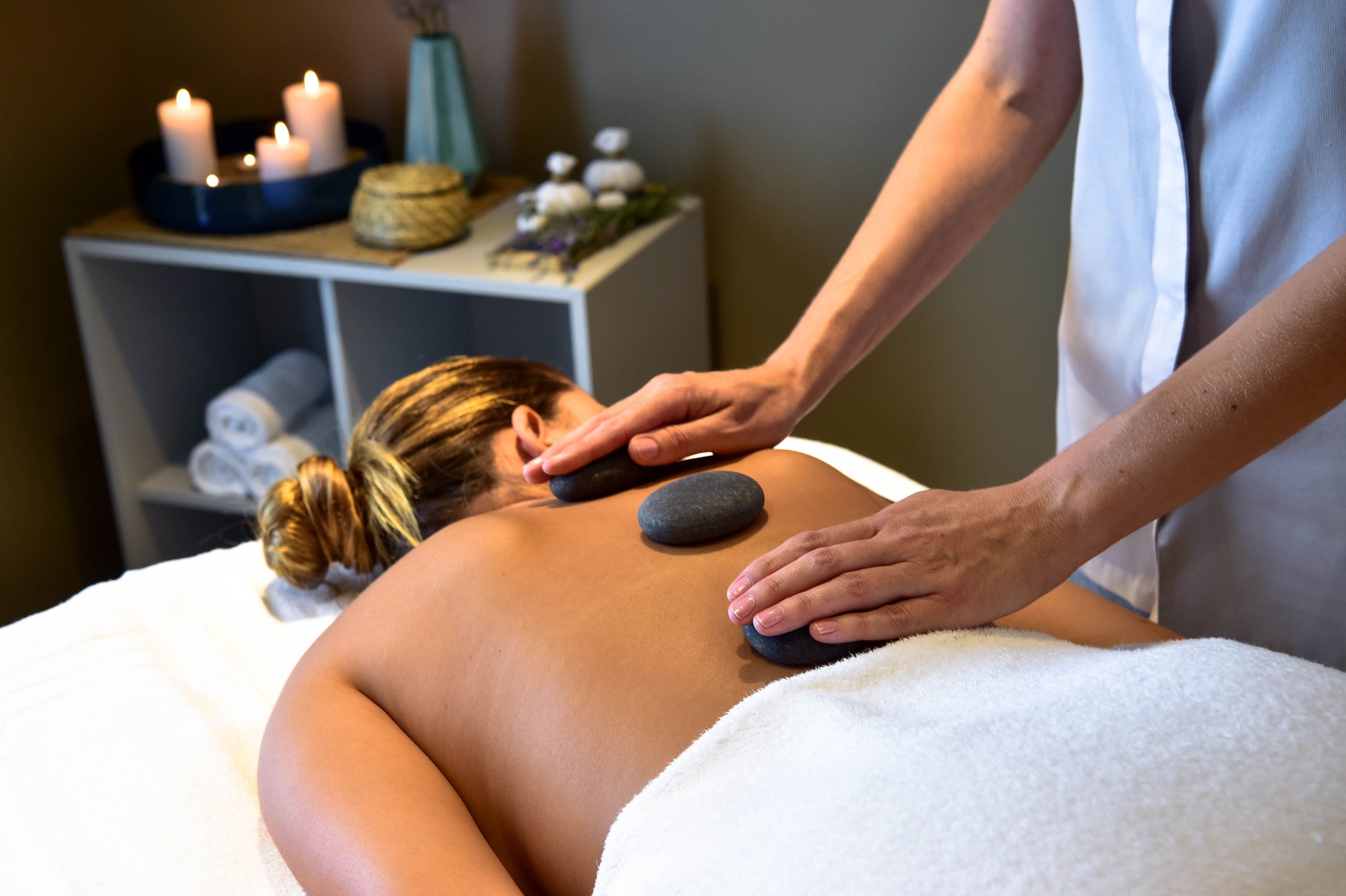 Esqueça os perfumes: a prenda ideal para a sua mãe é uma experiência de spa. Temos 12 sugestões