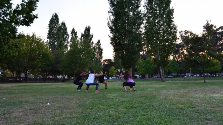E exercícios sem recurso a material, como agachamentos, pranchas, burpess ou flexões.