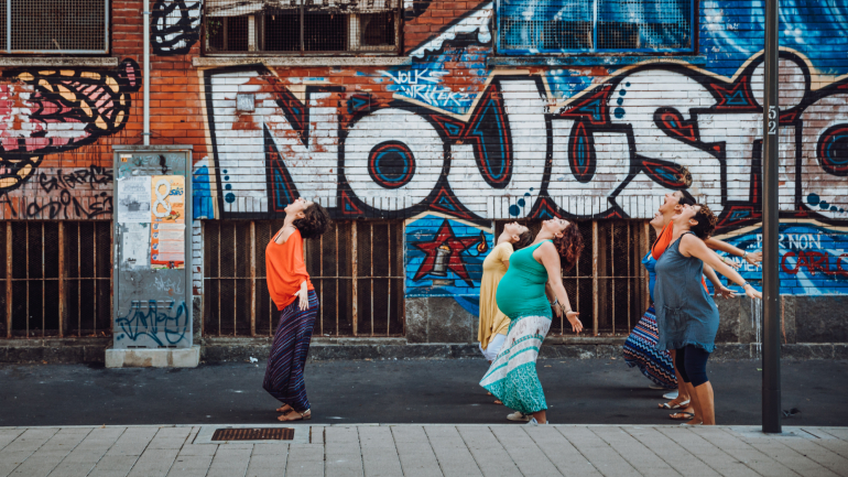 Durante a marcha, há sempre uma dança, uma performance e palavras ditas em voz alta