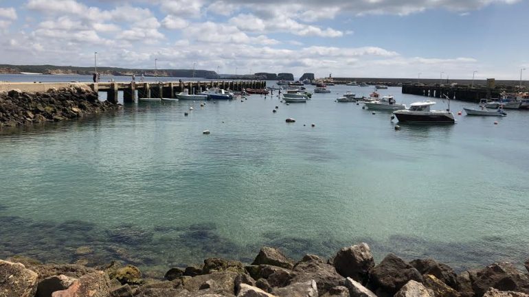 O Porto da Baleeira, de onde partiu o barco semi-rígido que nos levou a ver os golfinhos