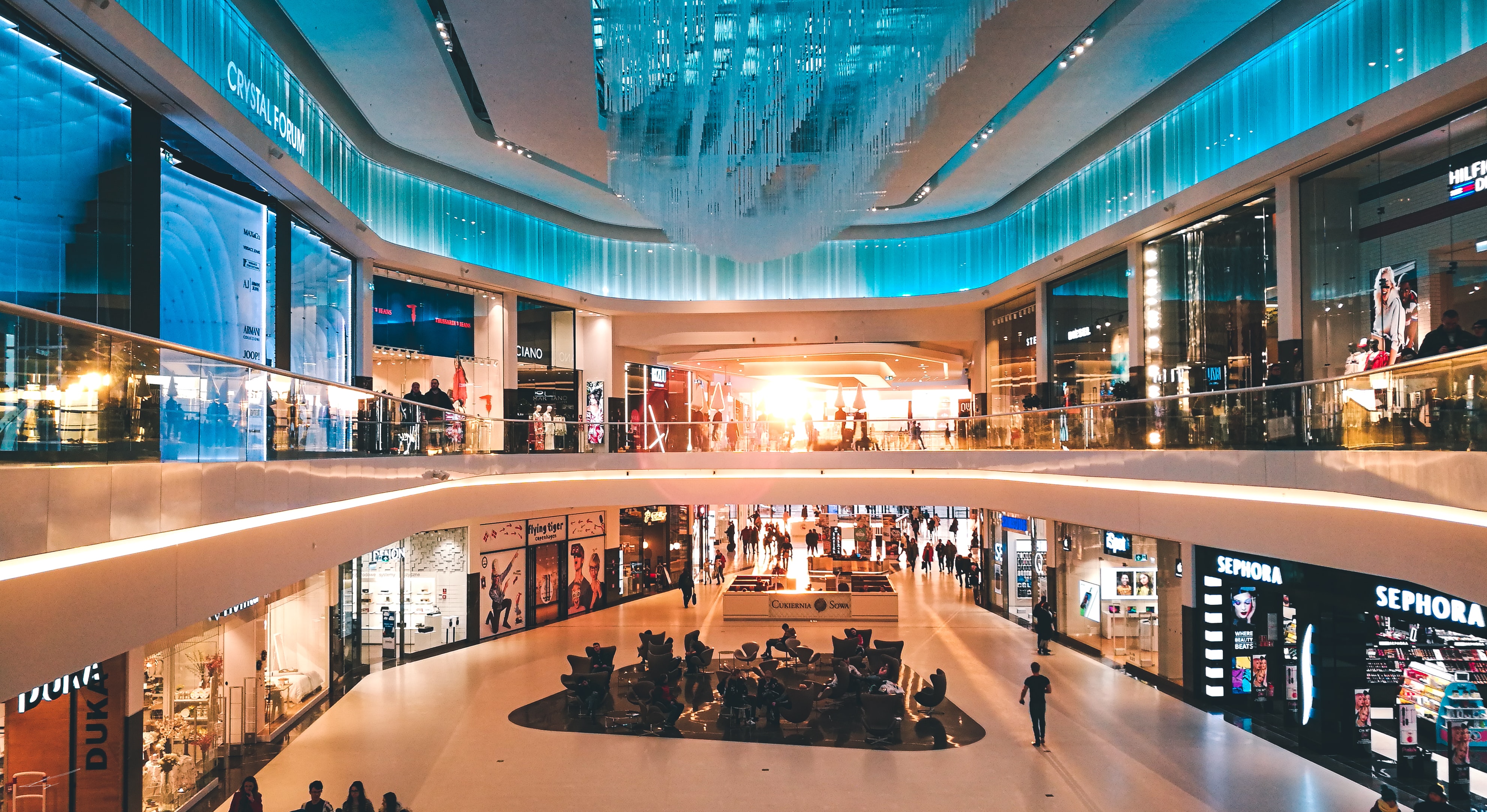 Lisboa. Centros comerciais e lojas regressam ao horário normal. Cafés continuam a fechar às 21h00