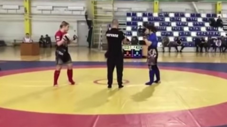Irina Rybnikova (de vermelho) durante um combate