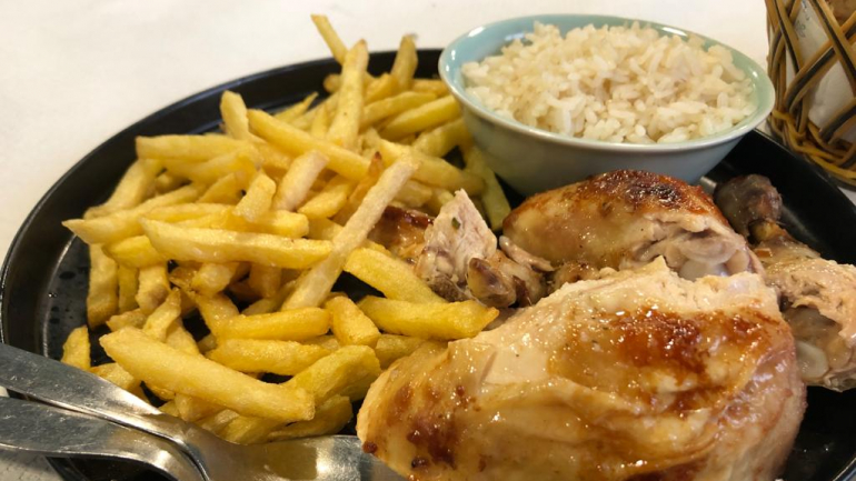 A diária inclui o prato, a bebida e a sobremesa. Custa 6,5€