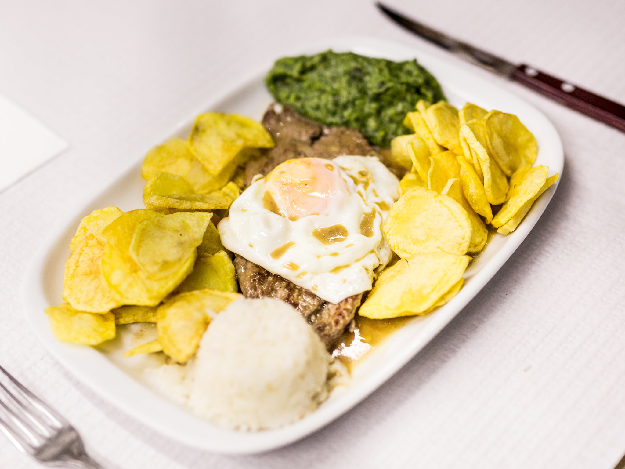 3 tascas onde pode comer os melhores bitoques da cidade até 10€. Espreite as sugestões
