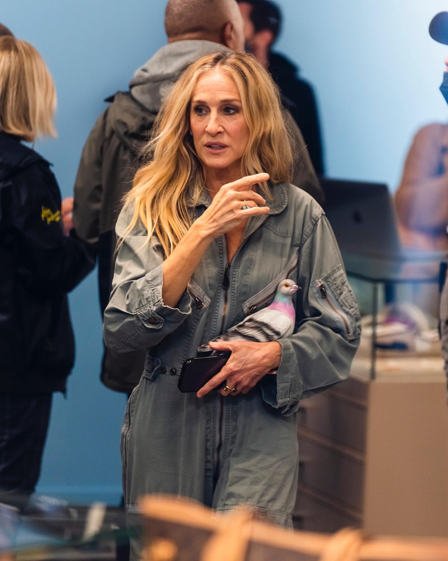 Sarah Jessica Parker lança nova tendência. Agora é uma clutch em forma de pombo que custa 900€