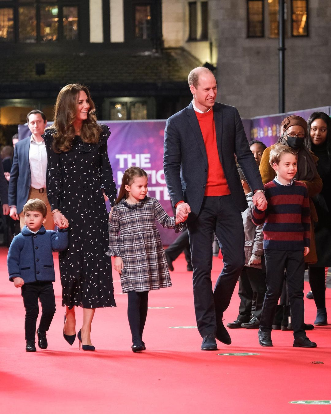 William e Kate de mãos dadas com os filhos num espetáculo de agradecimento pelos esforços contra a COVID-19