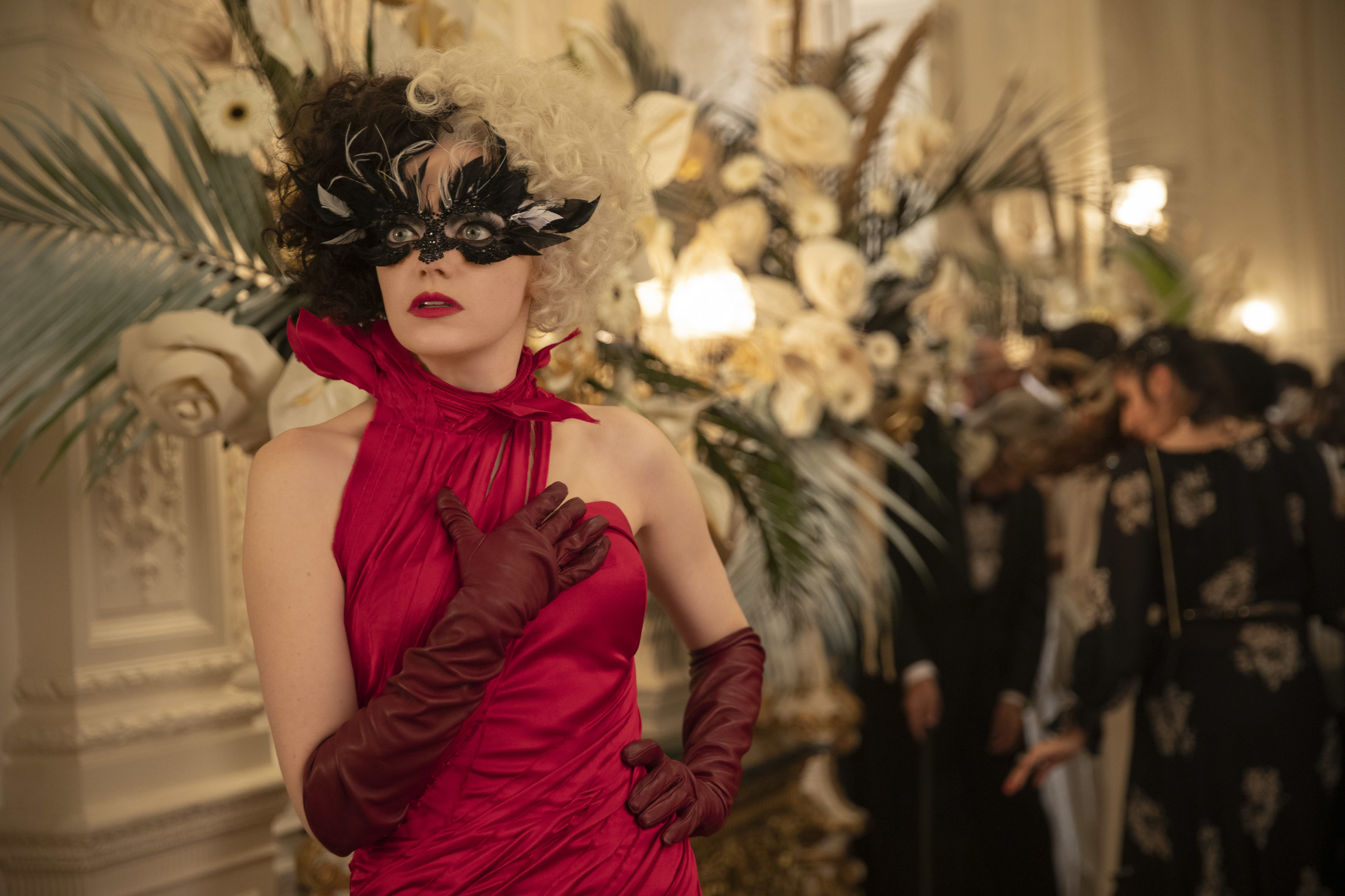 Uma saia de 5.060 pétalas e uma capa que pega fogo. Todos os segredos fashion de “Cruella”