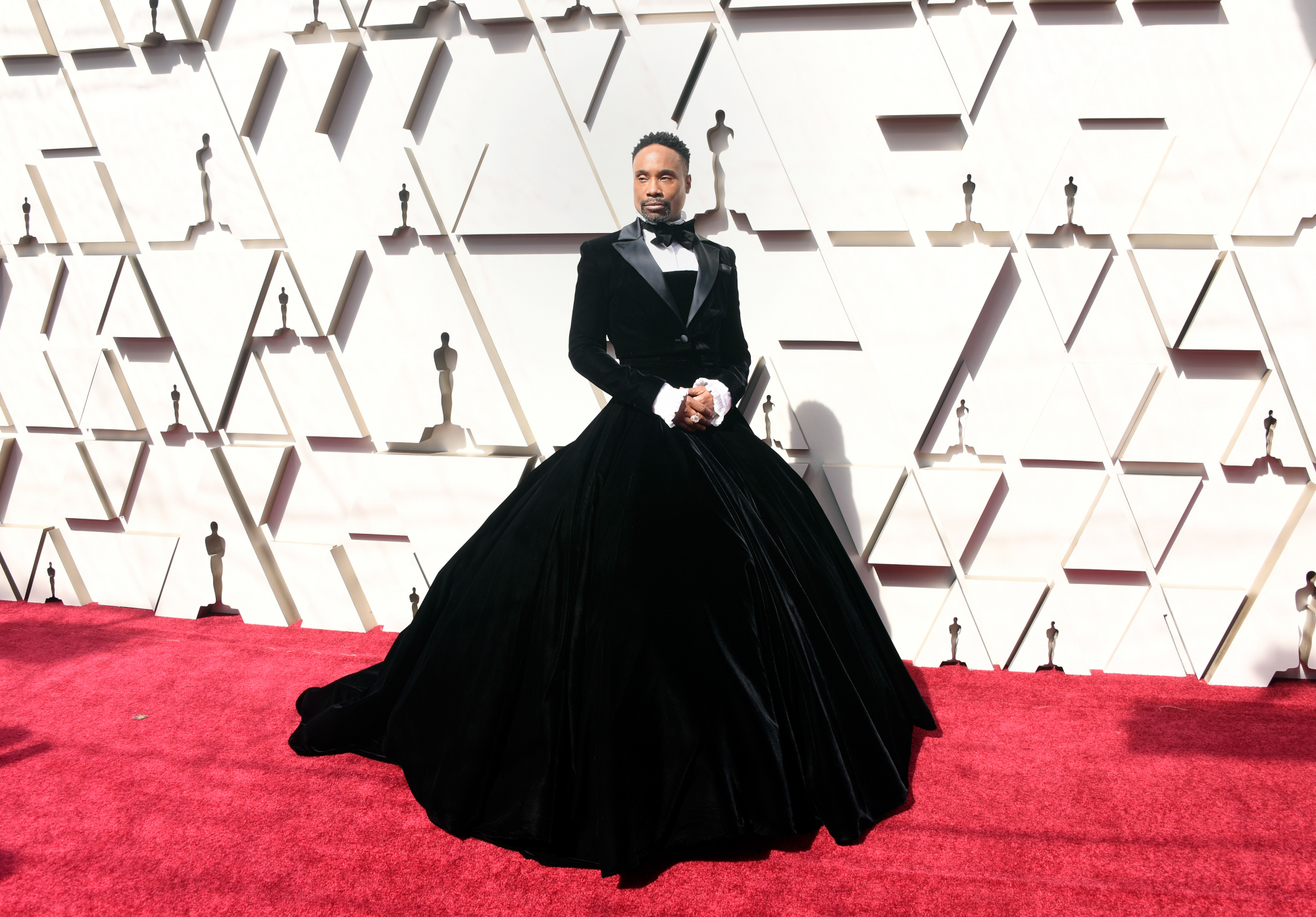 Billy Porter. “Uma mulher aparece de calças e está tudo bem. Já um homem vestido de saias é assunto”