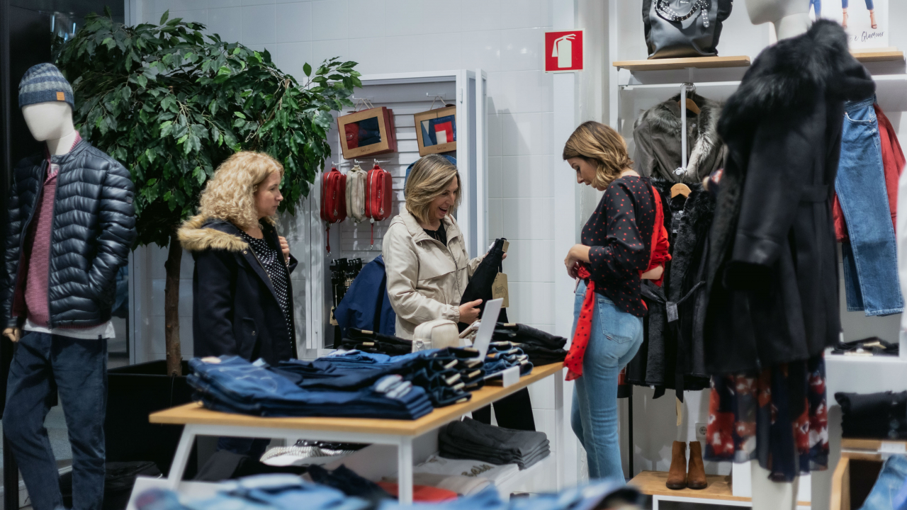 A blogger Ana Garcia Martins esteve na loja das Amoreiras a apresentar o modelo a algumas das suas seguidoras