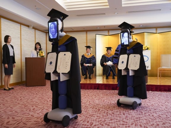 Pela primeira vez no mundo, estudantes recebem diploma através de um robô