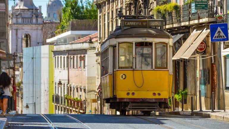 Nos anos 80, o elétrico em Lisboa era visto como um transporte do dia a dia. Hoje em dia, é vê-los passar sem parar, sempre cheios de turistas